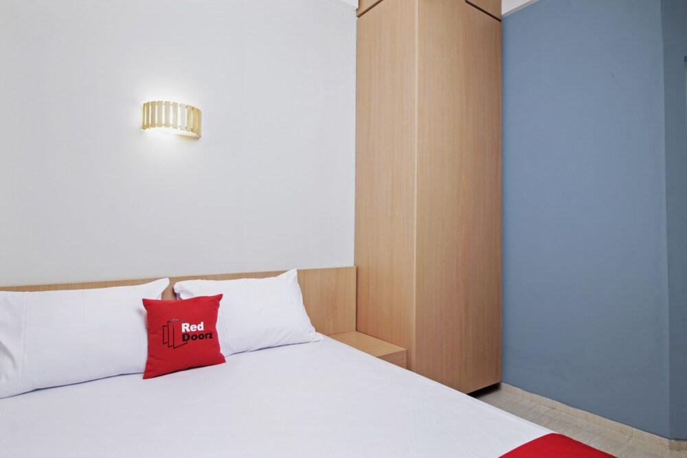 RedDoorz @ Raya Kelapa Dua