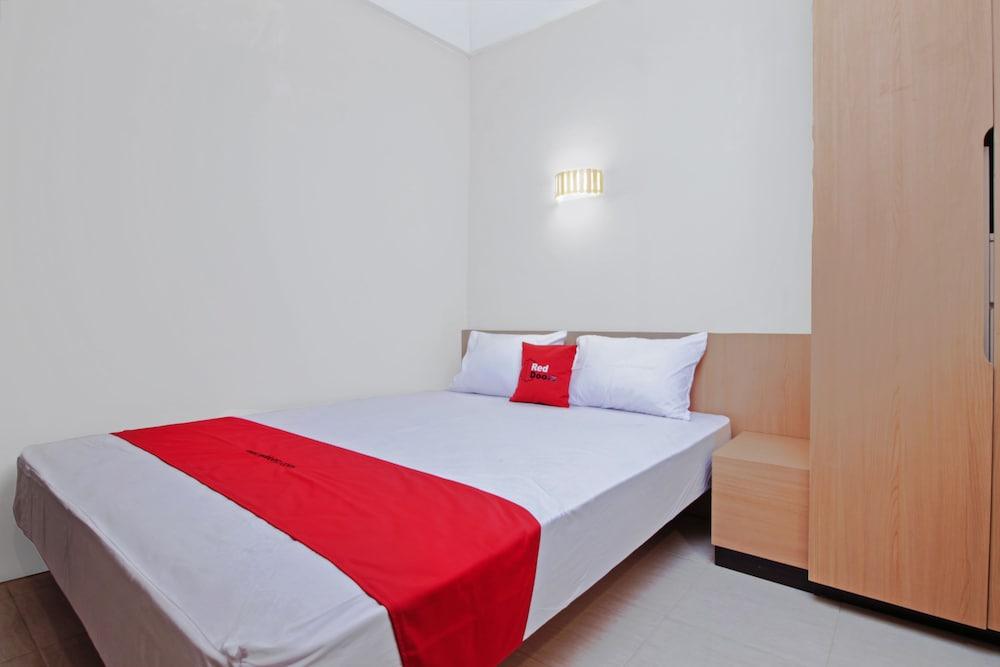 RedDoorz @ Raya Kelapa Dua