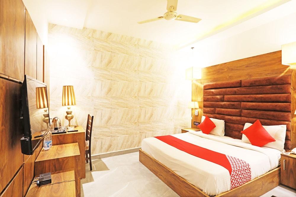 OYO 8902 Hotel Ronald Inn