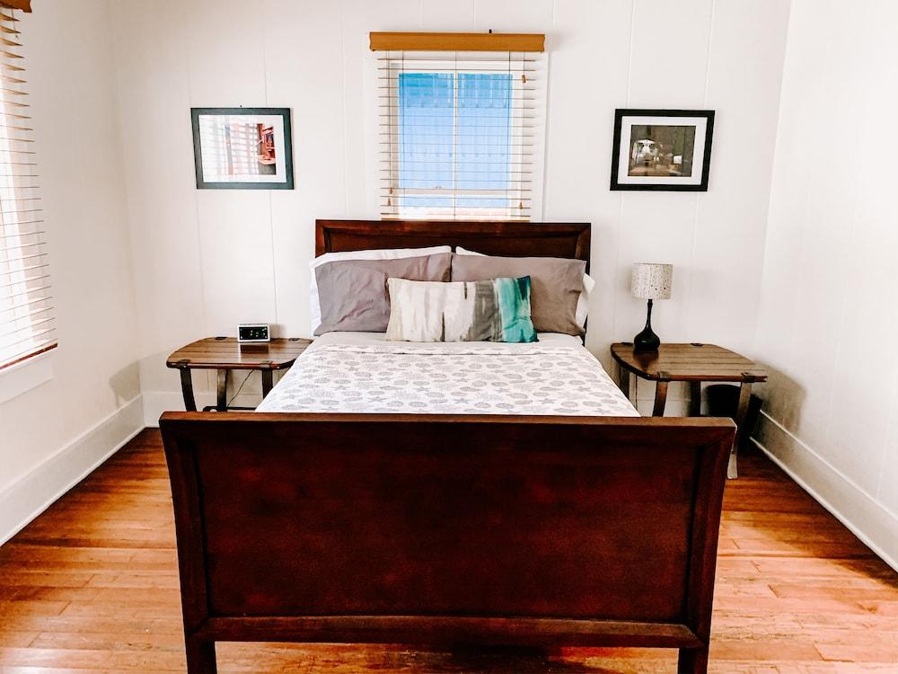 Blue Moon Guest House and Saloon