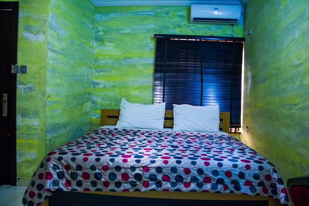 Glass House Suites Annex