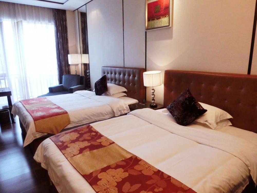 Estay Apartment Poly Central Pivot GZ