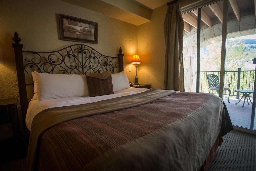 Enormous Condo with Stunning Mountain Views by RedAwning - Save 20% on 7+ Nights!