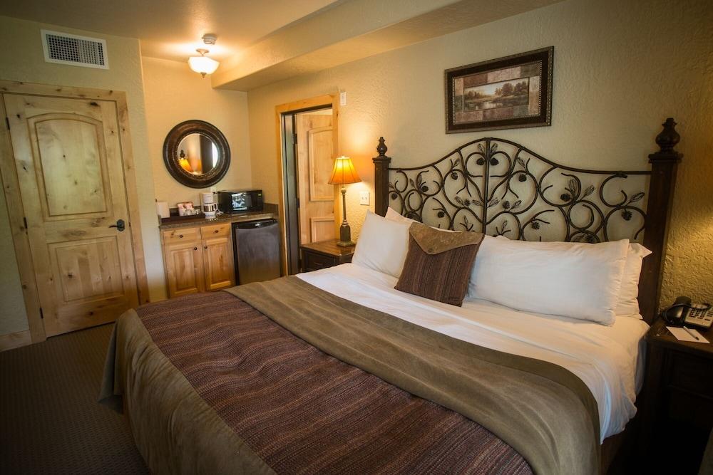 Enormous Condo with Stunning Mountain Views by RedAwning - Save 20% on 7+ Nights!