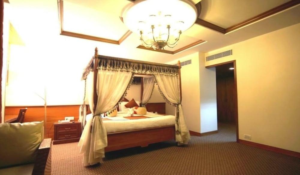 Cenneys Gateway - Pride of Salem