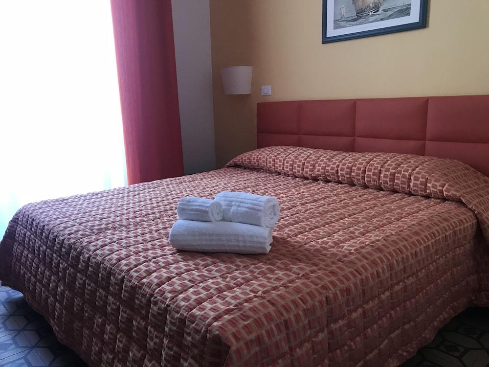 Moonlight Hotel & Suites