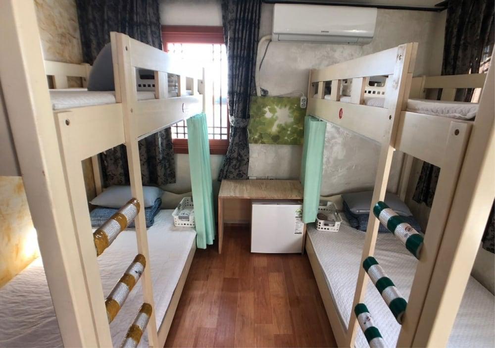 Gudeok Guest House - Hostel