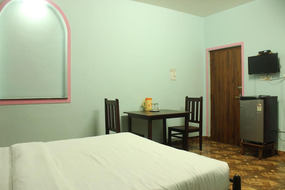 OYO 6453 Home Studios behind KFC Calangute