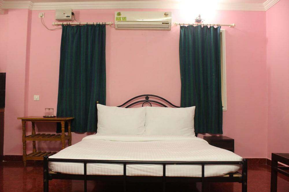 OYO 6453 Home Studios behind KFC Calangute