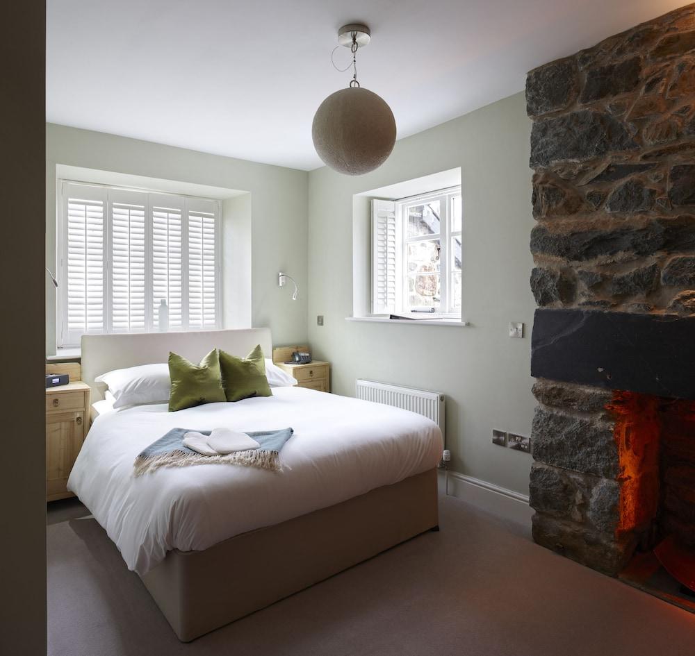 The Cross Foxes- Bar Grill and Rooms