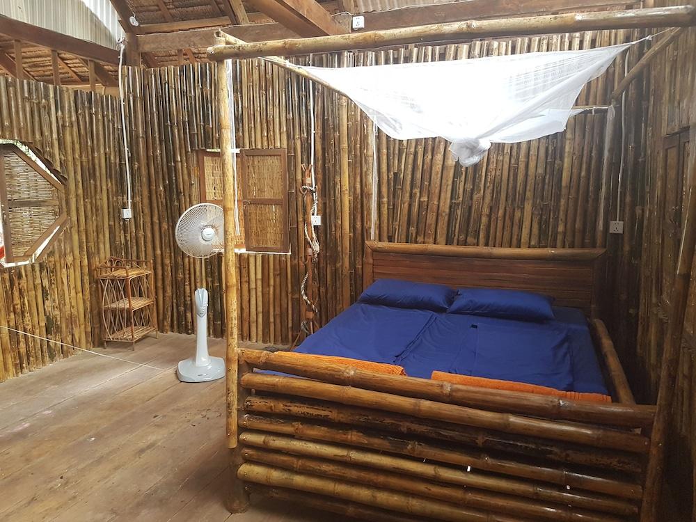 Driftwood Hostel and Bungalows