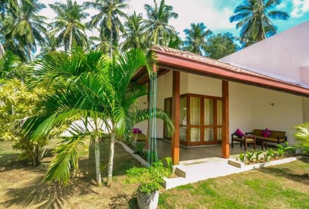 Sanjis The Seaside Cabanas