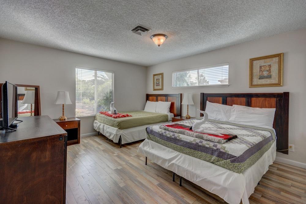 Luxurious 4BR House with Large Pool Near Strip