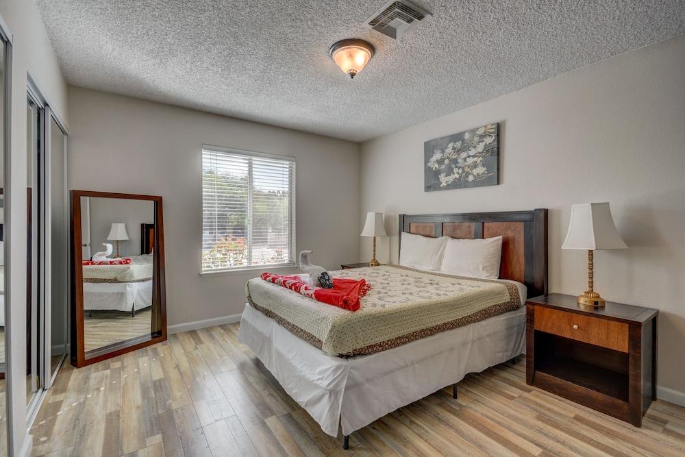 Luxurious 4BR House with Large Pool Near Strip