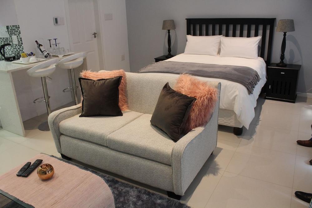 Pat Luxurious Studio