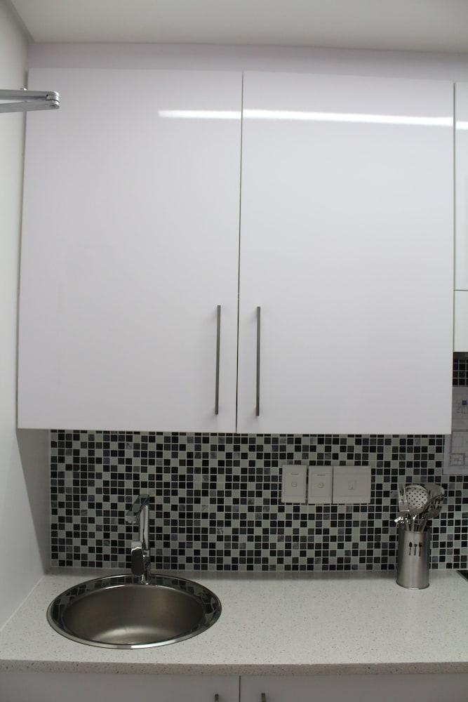 Pat Luxurious Studio