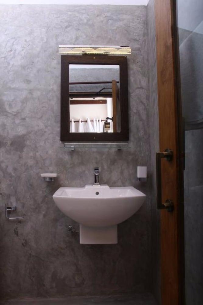 Love Birds Beach Hotel