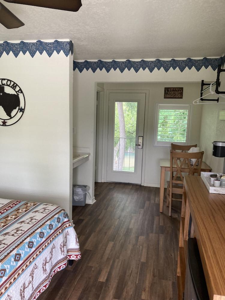 Horseshoe Riverside Lodge