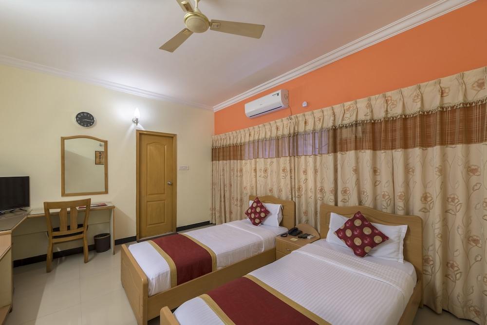 Hotel Raj Comforts - Golf View