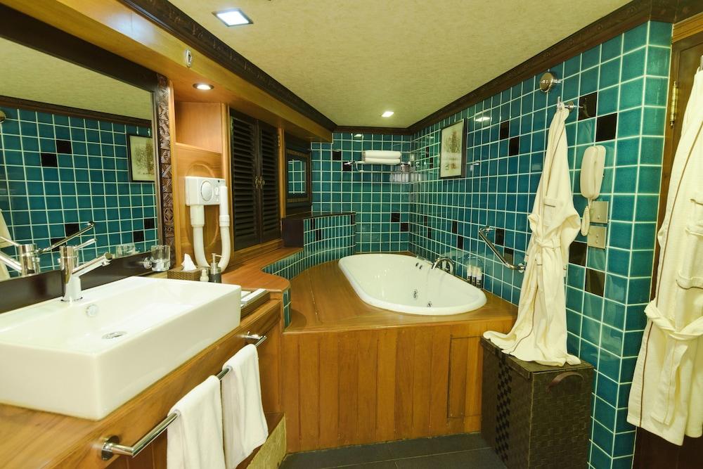 Dhaainkan'baa - Luxury Yacht