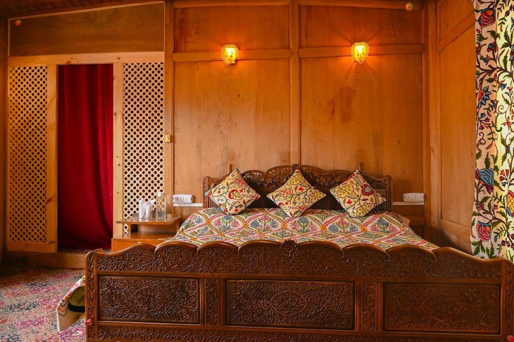 Golden Flower Heritage Houseboat