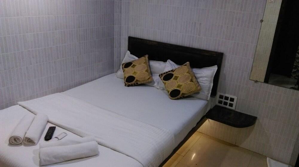 Hotel Paris Residency