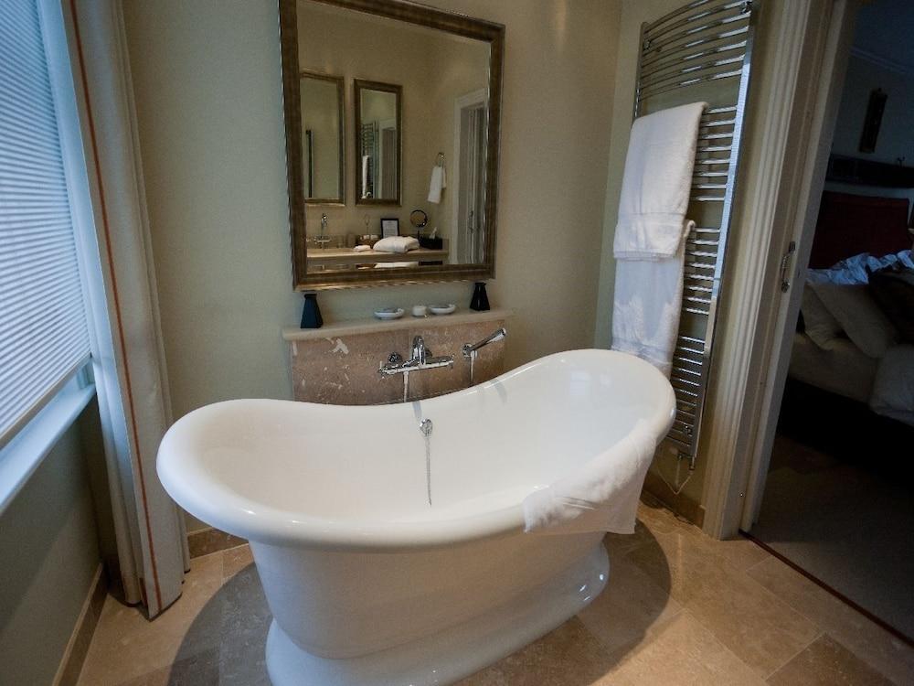 Gilbey's Bar & Restaurant