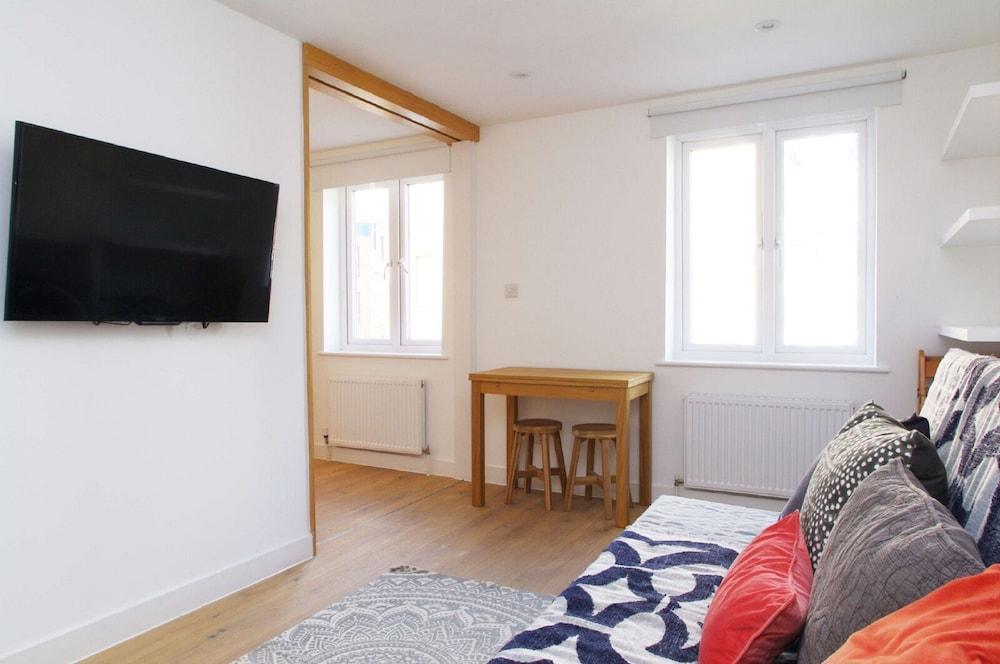 The London Agent Fitzrovia Studio 2