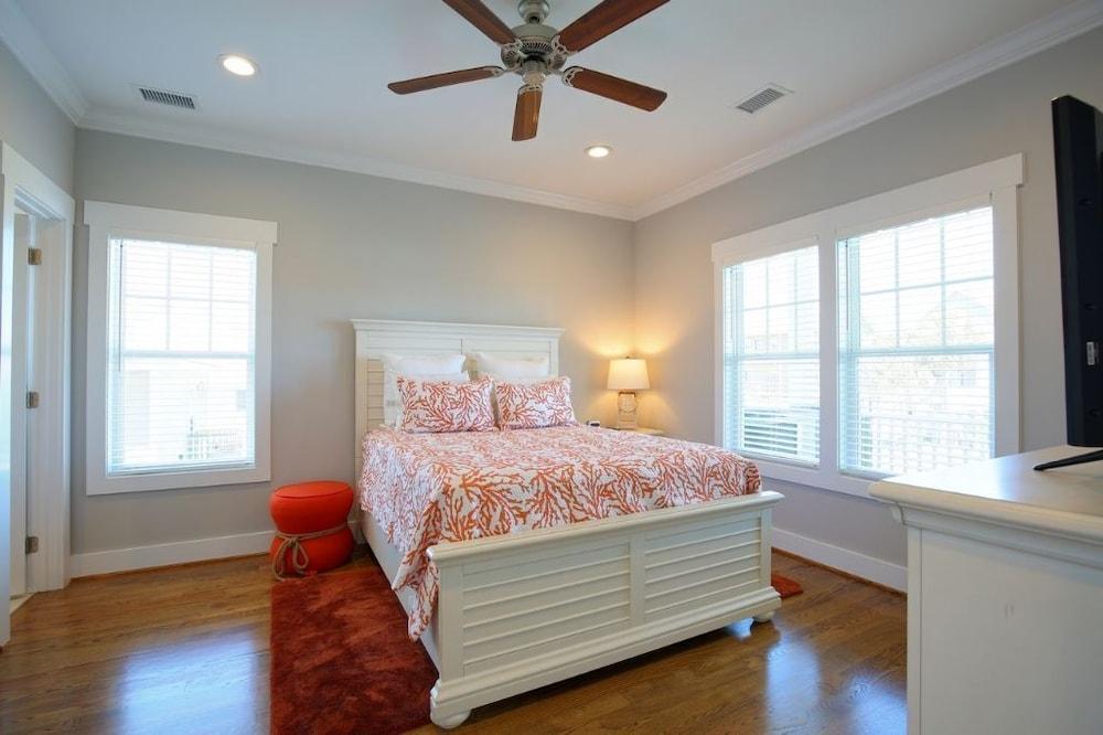 Absolute Paradise 5 Bedroom Home by RedAwning