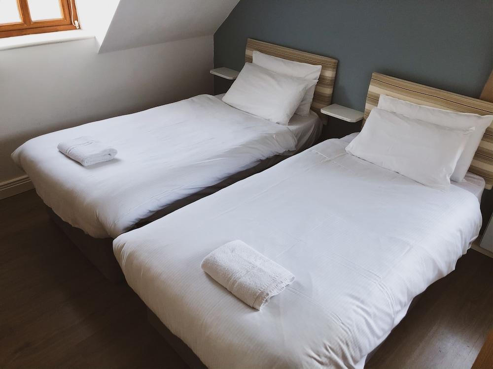 Hookless Holiday Homes