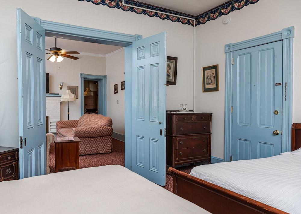 Antoinette's Apartments & Suites