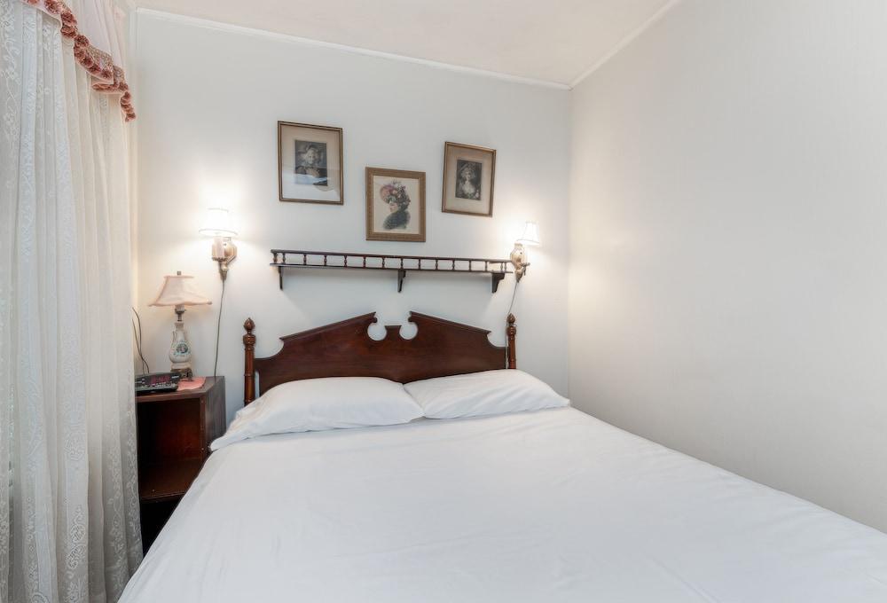 Antoinette's Apartments & Suites