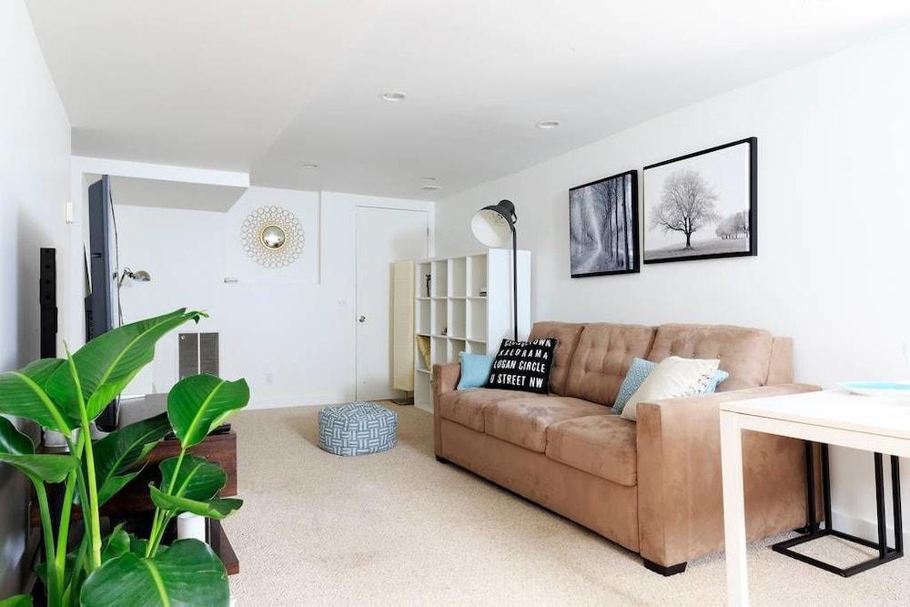 Argyle Basement Elegant 1 BR and Sofabed