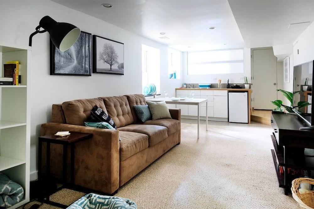 Argyle Basement Elegant 1 BR and Sofabed