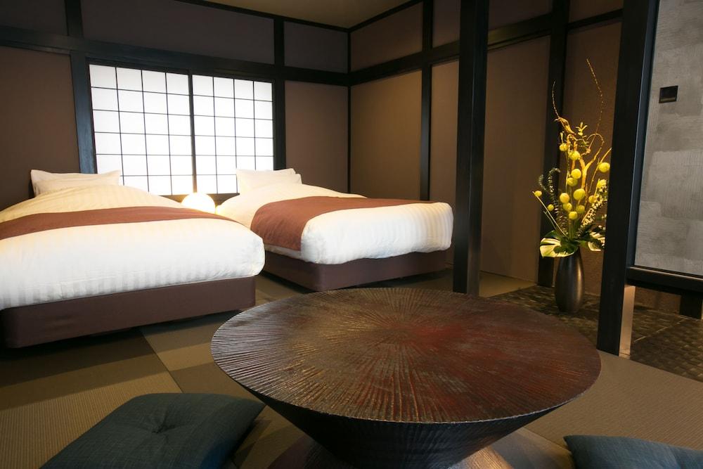 Hosta Umekoji Miyabi