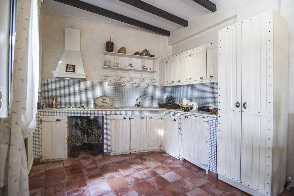 Ostra Menalon Luxury Suites