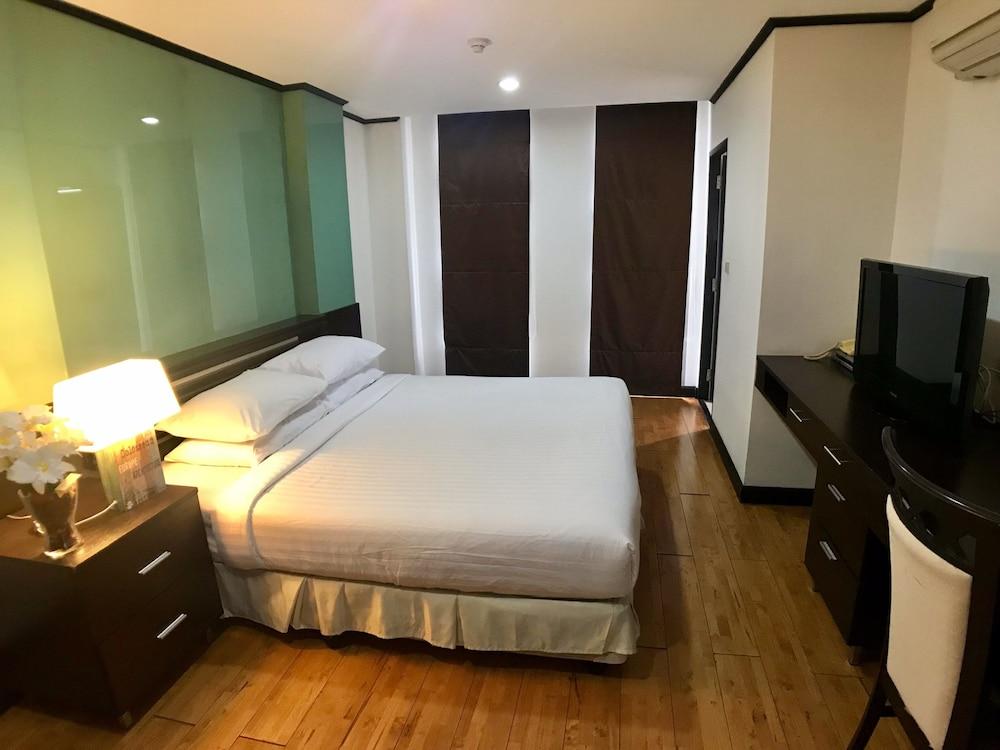Twin Peaks Sukhumvit Suites