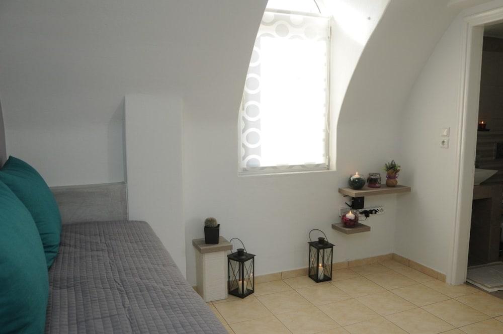 Firostefani Apartment