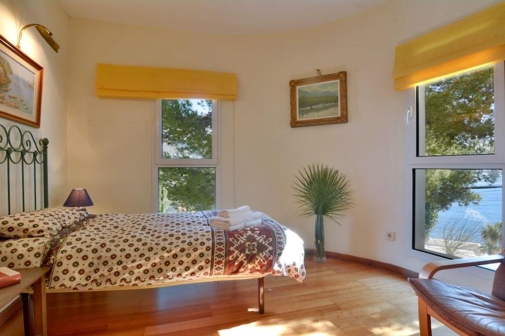 Villa with incredible sea views and pool