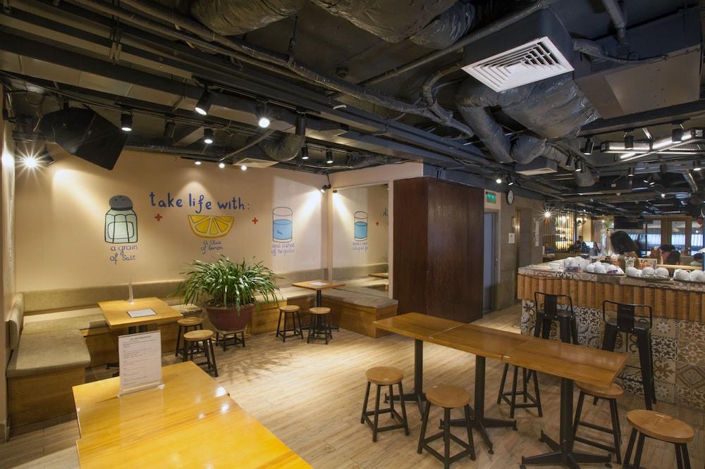 RedDoorz Hostel @ Signature Inn