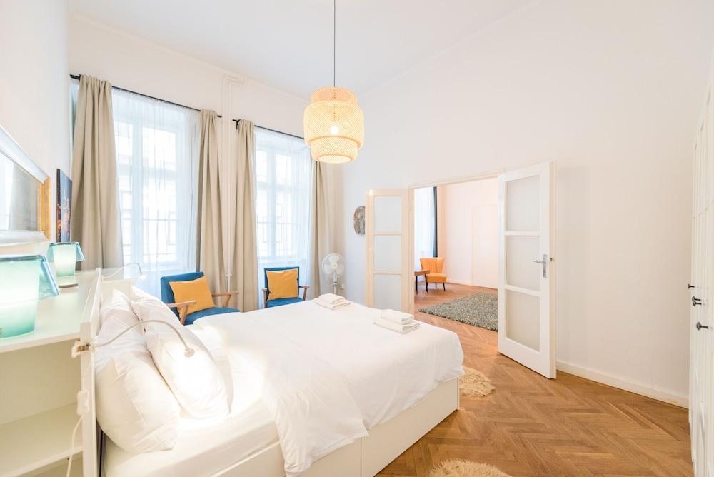 Venus Apartments - Liberty Square