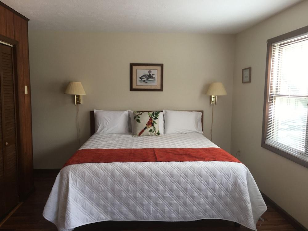 Meadowlark Motel with Restaurant & Bar