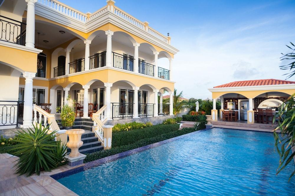 Villa with Spectacular Sea View
