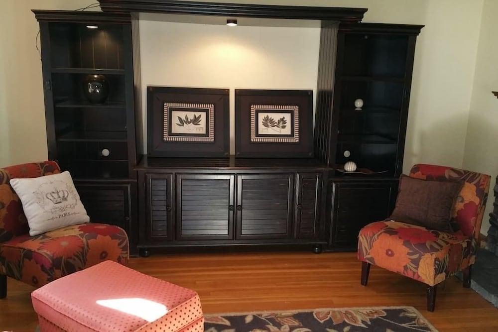 Modern Smart Townhouse Walk Downtown