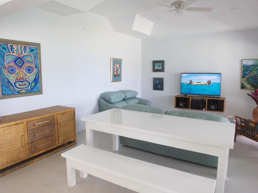 Siesta - Runaway Bay 5BR