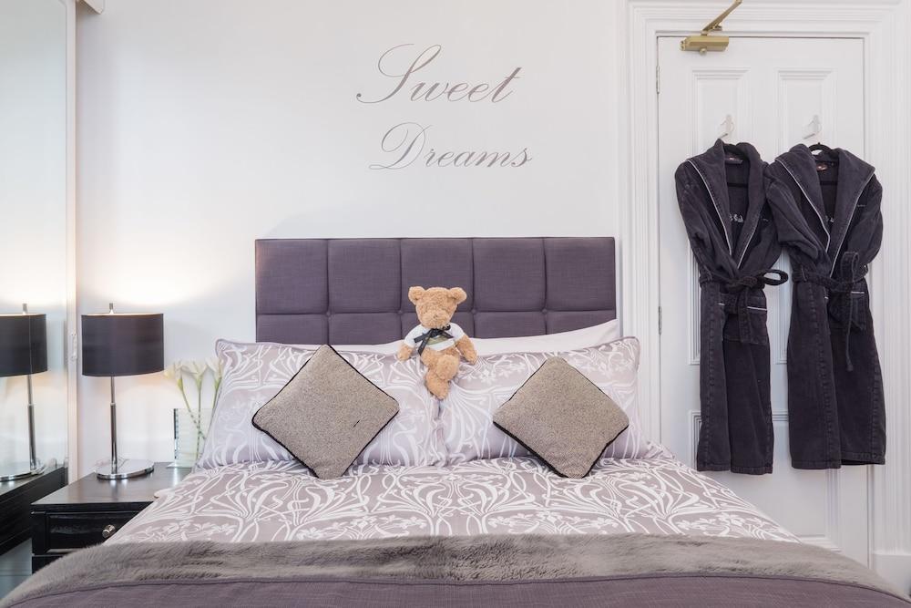 Marks At The Manor Luxury Riverside Apartments - Sleeps up to 4, with Parking and Sky TV