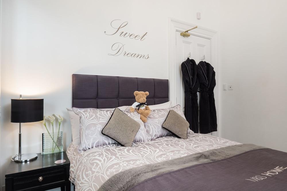 Marks At The Manor Luxury Riverside Apartments - Sleeps up to 4, with Parking and Sky TV