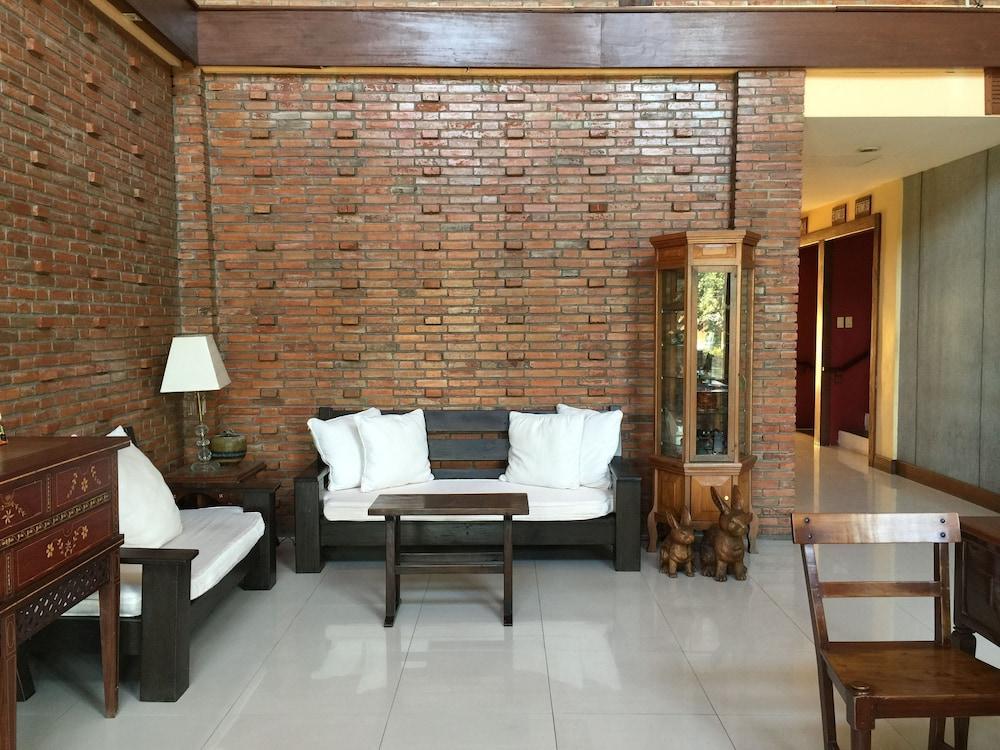 Mango Valley Hotel 1