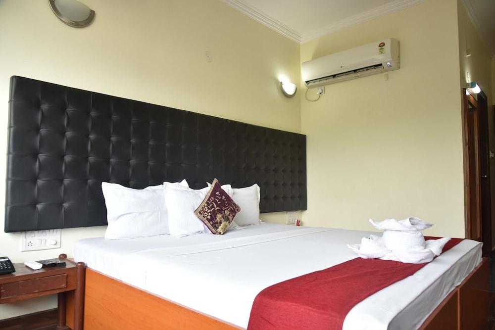 Hotel Rajhans International