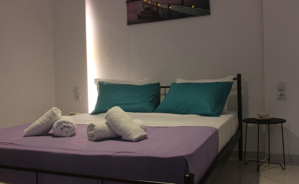 Aaron Studios Apartments